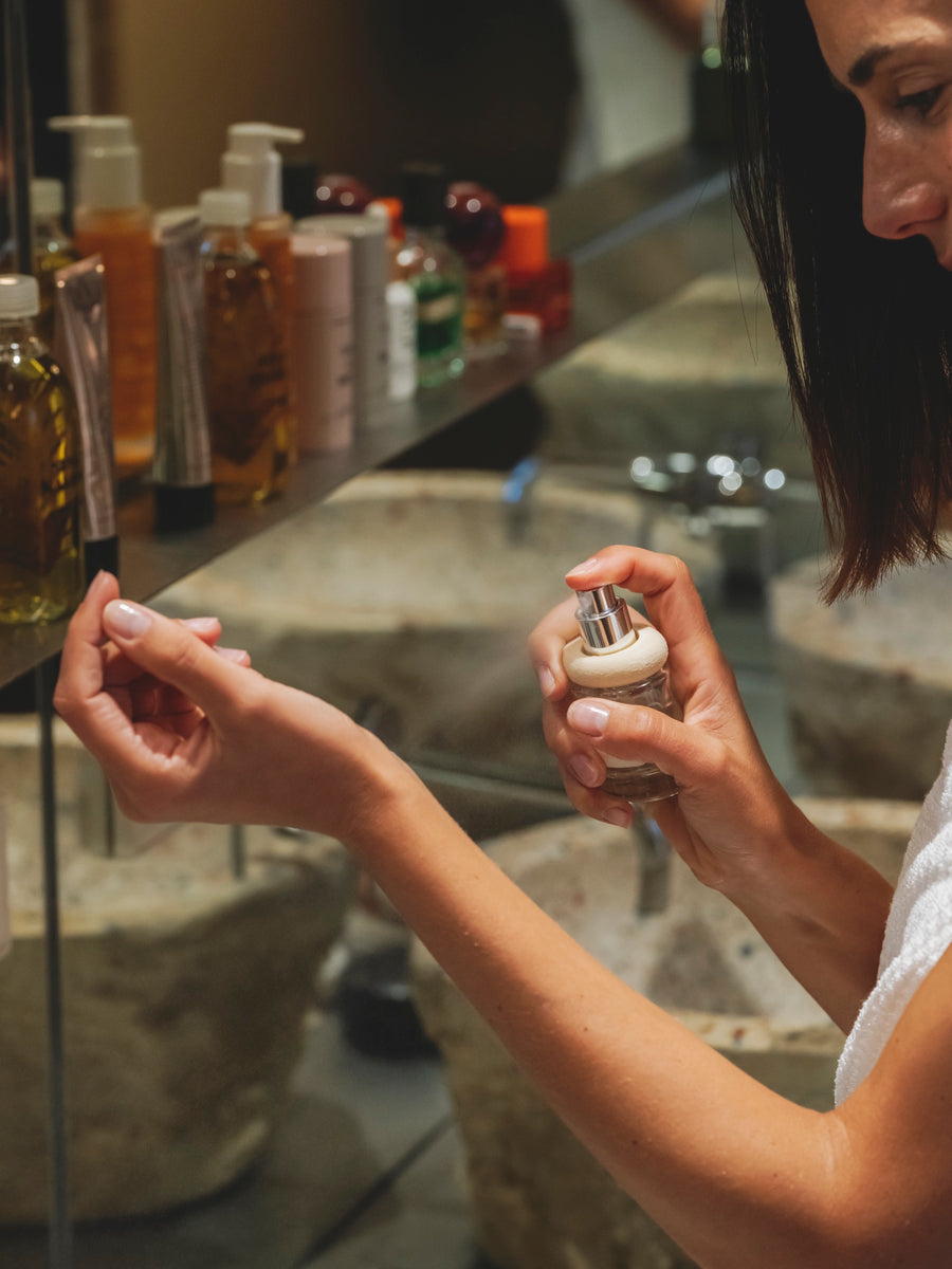 Probando perfumes frente a un estante