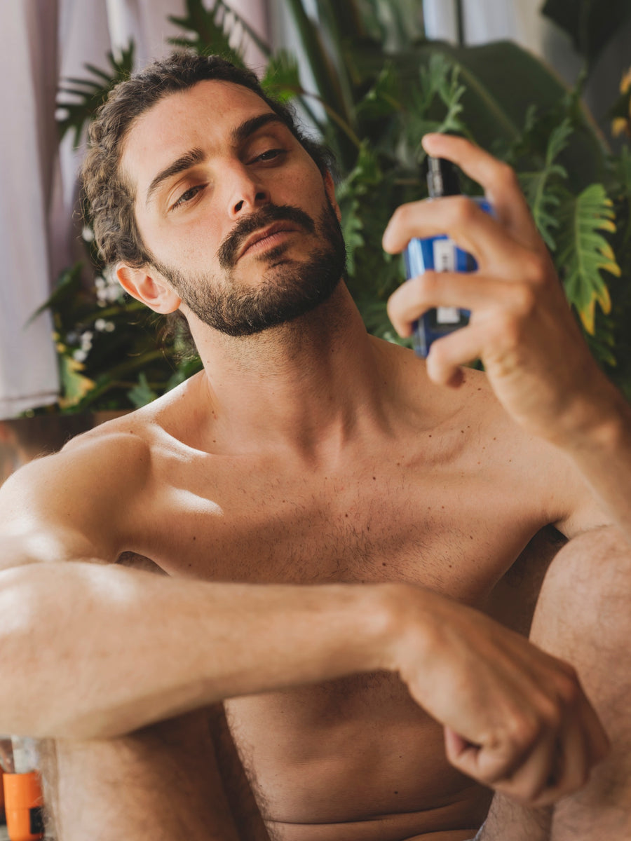 Perfume aplicado en el cuello